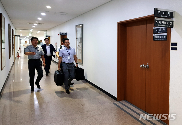  【창원=뉴시스】강경국 기자 = '드루킹 사건' 김동원(49·구속중)씨의 댓글조작 사건을 수사 중인 허익범 특별검사팀이 2일 오전 김경수 경남도지사 집무실에 대한 압수수색에 나서고 있다. 2018.08.02.&nbsp; kgkang@newsis.com 