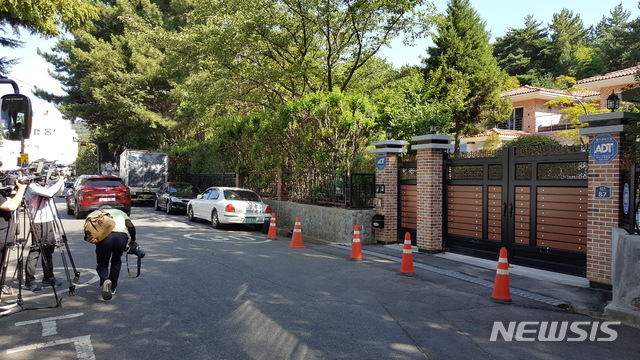 【창원=뉴시스】강경국 기자 = '드루킹 사건' 김동원(49·구속)씨의 댓글조작 사건을 수사 중인 허익범 특별검사팀이 2일 오전 김경수 경남도지사 관사에 대한 압수수색에 나선 가운데 취재진이 관사를 배경으로 취재를 하고 있다. 2018.08.02.&nbsp; kgkang@newsis.com 