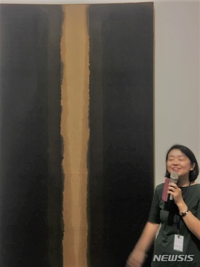 【서울=뉴시스】 박현주 미술전문기자 =윤형근전을 큐레이팅한 김인혜 학연연구사가 윤형근의 1977년 작품 '청다색'을 한 문화원으로부터 건네받아 횡재받은 기분으로 국립현대미술관에 소장되어 있다며 기뻐하고 있다. 