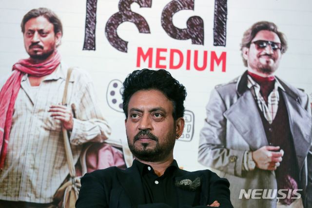 [아마다바드(인도)=AP/뉴시스]지난 2017년 5월17일 인도 배우 이르판 칸이 아마다바드에서 자신의 영화 '힌디 미디엄'을 홍보하기 위한 기자회견을 열고 있다. '슬럼독 밀리어네어'와 '주라기 공원' 등의 영화로 널리 알려진 칸은 29일 53세를 일기로 사망했다. 2020.4.29