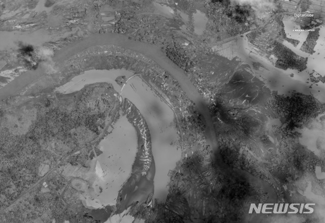 【아타프=AP/뉴시스】 댐 붕괴 사고가 발생 이후인 2018년 7월31일 라오스 동남부 아타프주를 인공위성으로 촬영한 사진. 홍수로 마을이 물에 잠겼다. 2018.08.03.&nbsp; 