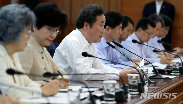 【서울=뉴시스】이영환 기자 = 이낙연(왼쪽 세 번째) 국무총리가 2일 오전 서울 종로구 정부서울청사에서 열린 국정현안점검조정회의에 참석해 모두발언을 하고 있다. 2018.08.02. 20hwan@newsis.com