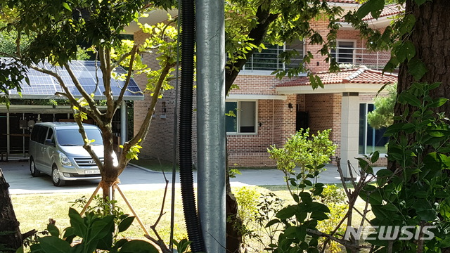 【창원=뉴시스】강경국 기자 = '드루킹 사건' 김동원(49·구속)씨의 댓글조작 사건을 수사 중인 허익범 특별검사팀이 2일 오전 김경수 경남도지사 관사에 대한 압수수색을 하고 있는 가운데 왼쪽에 특검차가 보인다. 2018.08.02.&nbsp;&nbsp; kgkang@newsis.com 