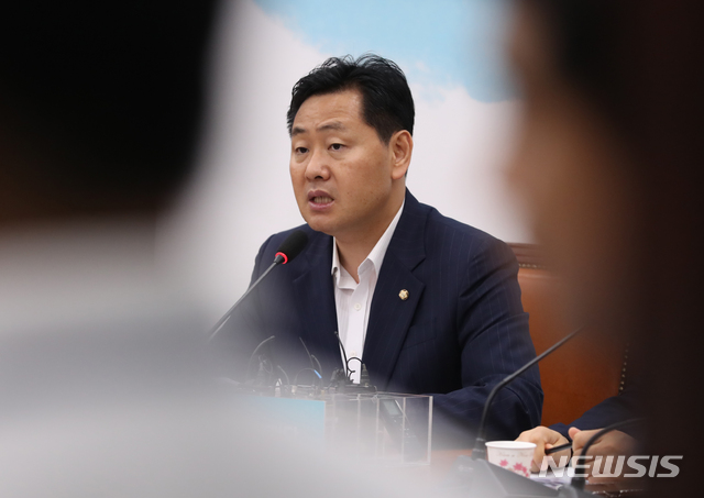 【서울=뉴시스】고승민 기자 = 2일 오전 서울 여의도 국회에서 열린 바른미래당 제11차 원내정책회의에서 김관영 원내대표가 현안 관련 모두발언을 하고 있다. 2018.08.02. kkssmm99@newsis.com