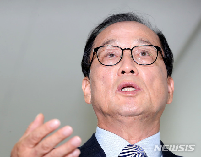 【서울=뉴시스】박주성 기자 = 장영달 기무사 개혁위원장이 2일 오전 서울 용산구 국방컨벤션에서 열린 기무사 개혁위원회 전체회의에 참석하며 취재진 질문에 답하고 있다.&nbsp; 국방부 기무사 개혁위원회는 오늘 송영무 국방부 장관에게 기무사 개혁안을 보고한 뒤 사실상 활동을 종료할 것으로 알려졌다. 2018.08.02.&nbsp; park7691@newsis.com 