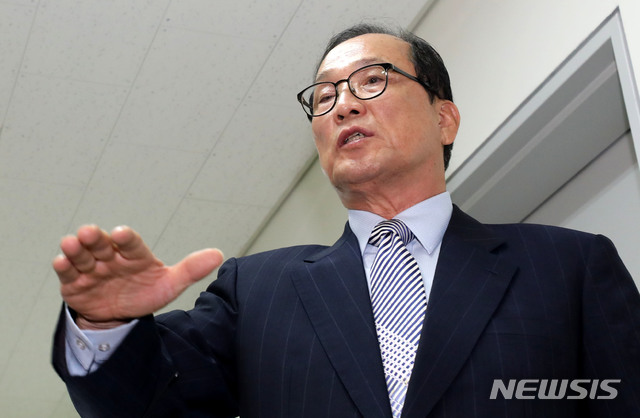 【서울=뉴시스】박주성 기자 = 장영달 기무사 개혁위원장이 2일 오전 서울 용산구 국방컨벤션에서 열린 기무사 개혁위원회 전체회의에 참석하며 취재진 질문에 답하고 있다.&nbsp; 국방부 기무사 개혁위원회는 오늘 송영무 국방부 장관에게 기무사 개혁안을 보고한 뒤 사실상 활동을 종료할 것으로 알려졌다. 2018.08.02.&nbsp; park7691@newsis.com 