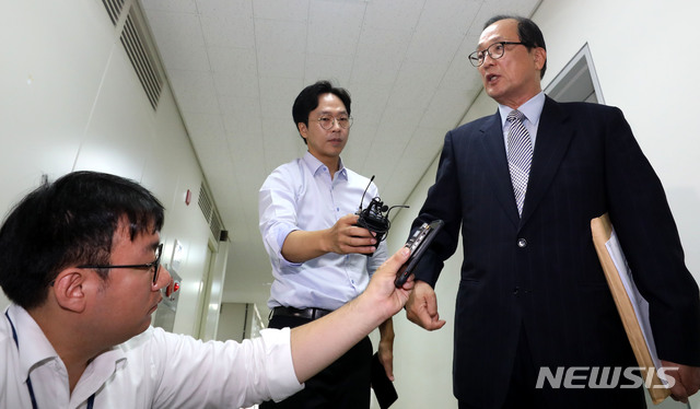 【서울=뉴시스】박주성 기자 = 장영달 기무사 개혁위원장이 2일 오전 서울 용산구 국방컨벤션에서 열린 기무사 개혁위원회 전체회의에 참석하며 취재진 질문에 답하고 있다.&nbsp; 국방부 기무사 개혁위원회는 오늘 송영무 국방부 장관에게 기무사 개혁안을 보고한 뒤 사실상 활동을 종료할 것으로 알려졌다. 2018.08.02.&nbsp; park7691@newsis.com 