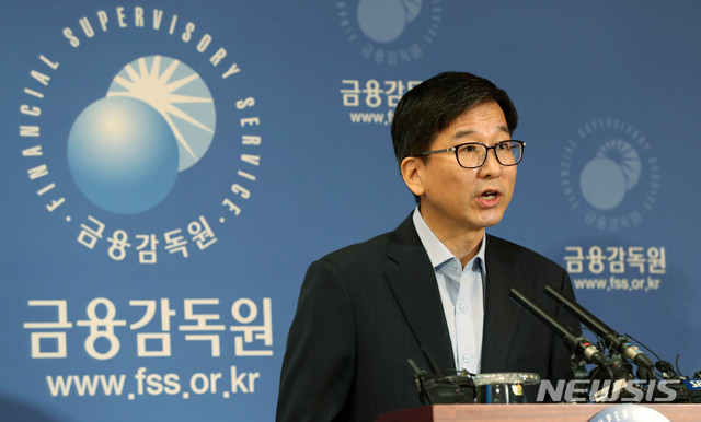 【서울=뉴시스】홍효식 기자 = 2일 오전 서울 영등포구 여의도 금융감독원 기자실에서 김도인 금감원 부원장보가 증권회사의 주식매매 내부 통제시스템 점검결과 개선방안 마련에 대한 브리핑을 하고 있다. 2018.08.02.&nbsp; yesphoto@newsis.com