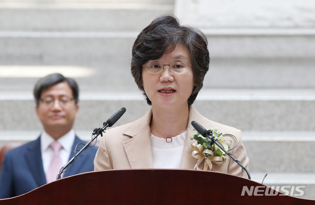 [서울=뉴시스]김선수(63·사법연수원 17기) 대법관, 이동원(61·17기) 대법관, 노정희(61·19기) 대법관이 6년간의 임기를 마치고 1일 퇴임한다. 사진은 지난 2018년 취임 당시 노정희 대법관의 모습. 2024.08.01. (사진 = 뉴시스DB) photo@newsis.com