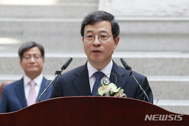 【서울=뉴시스】김진아 기자 = 2일 오전 서울 서초구 대법원에서 열린 김선수, 노정희, 이동원 신임 대법관 취임식에서 이동원 신임 대법관이 취임사를 하고 있다. 2018.08.02.&nbsp; bluesoda@newsis.com