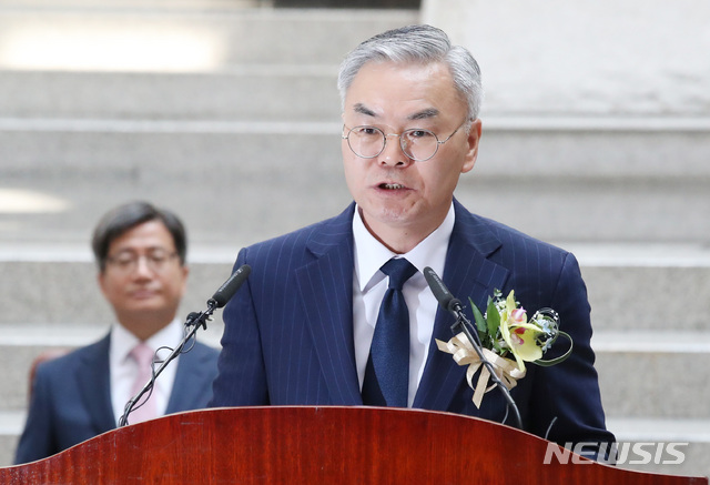 [서울=뉴시스]김선수(63·사법연수원 17기) 대법관, 이동원(61·17기) 대법관, 노정희(61·19기) 대법관이 6년간의 임기를 마치고 1일 퇴임한다. 사진은 지난 2018년 취임 당시 김선수 대법관의 모습. 2024.08.01. (사진 = 뉴시스DB) photo@newsis.com