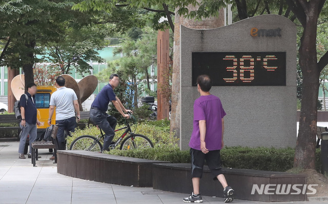 【서울=뉴시스】임태훈 기자 = 용광로 폭염이 연일 지속되고 있는 2일 오후 서울 성동구 한 건물 앞 온도계가 38도를 나타내고 있다. 2018.08.02.&nbsp; taehoonlim@newsis.com