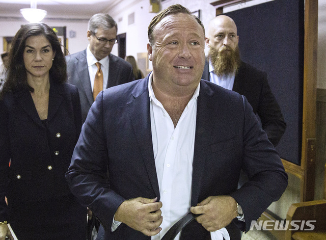 【오스틴=AP/뉴시스】 애플은 5일(현지시간) 증오 관련 주제를 금지하는 지침을 지키지 않은 극우 사이트 인포워즈(Infowars)의 팟캐스트를 삭제한다고 밝혔다. 사진은 인포워즈의 운영자 알렉스 존스가 지난 2017년 4월17일 텍사스주오스틴 트래비스카운티 법원에 들어서는 모습. 2018.8.6