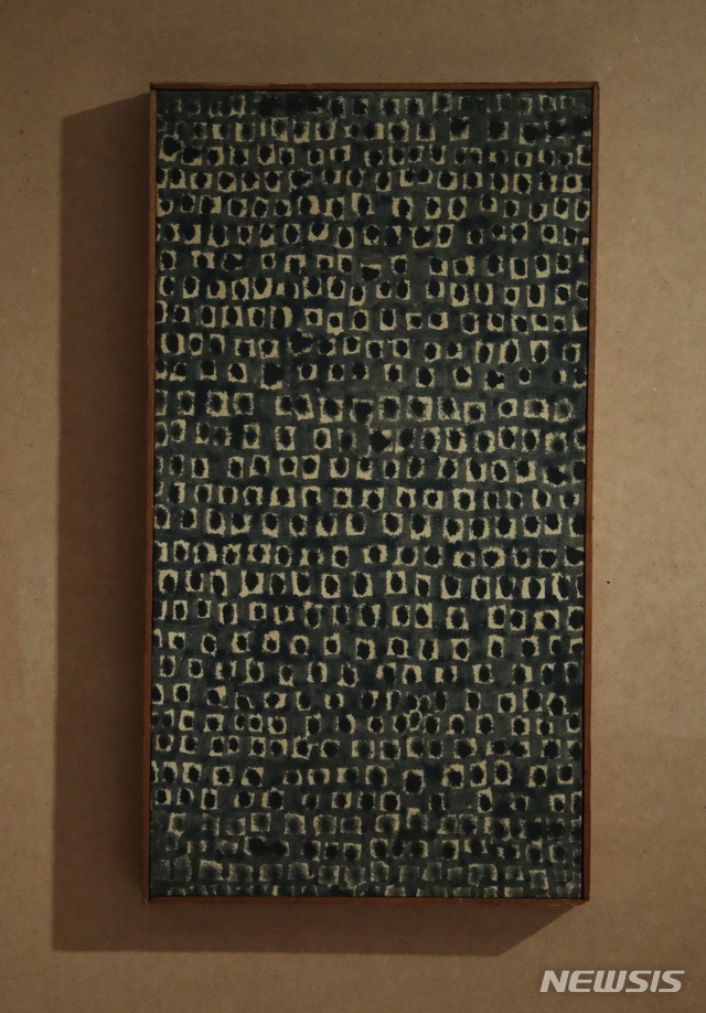 【서울=뉴시스】조수정 기자 = 국립현대미술관 서울관에 재현된 윤형근 거실에는 스승이자 장인이었던 수화 김환기 화백의 소품이 걸려있다. 2018.08.02. chocrystal@newsis.com