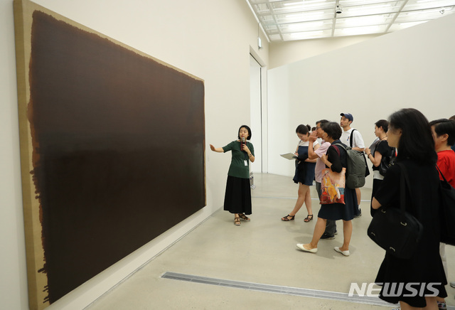 【서울=뉴시스】조수정 기자 = 한국 단색화의 거목 윤형근(1928~2007) 작가 회고전을 앞두고 2일 서울 삼청로 국립현대미술관 서울관에서 언론 프리뷰를 가졌다. 이날 1980년대 후반 이후 작품들이 첫 공개됐다. 김인혜 학예연구사가 작품을 설명하고 있다. 2018.08.02. chocrystal@newsis.com