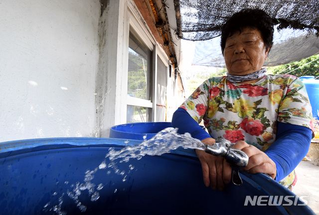 【진도=뉴시스】신대희 기자 = 2일 오전 전남 진도군 조도면 독거도에서 한 주민이 급수선으로부터 보급받은 물을 내려받고 있다. 섬마을 주민들은 지속된 폭염과 가뭄으로 생활용수 부족에 시달리고 있다. 2018.08.02. sdhdream@newsis.com