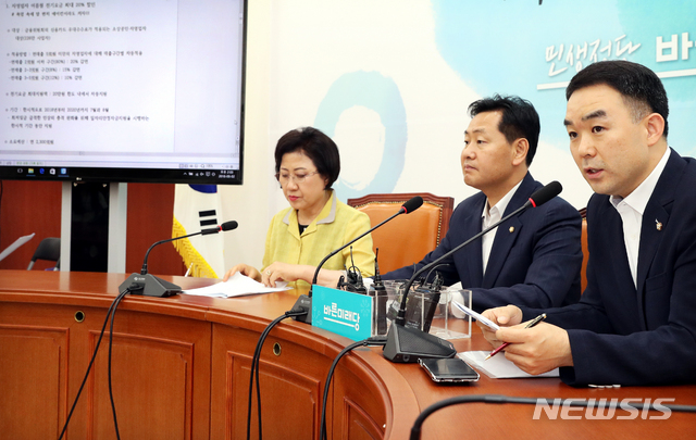 【서울=뉴시스】이종철 기자 = 2일 오후 서울 여의도 국회에서 열린 바른미래당 위클리 정책브리핑에서 채이배 정책위의장 권한대행이 자영업자 여름철 전기요금 최대 20% 할인에 대해 말하고 있다. 2018.08.02. jc4321@newsis.com