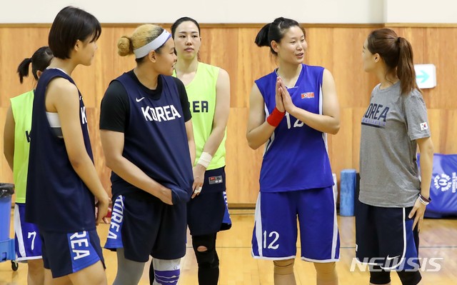 【진천=뉴시스】 사진공동취재단 = 2018 자카르타-팔렘방 아시안게임에 출전할 여자농구 남북단일팀 북측 로숙영(12번)이 2일 충북 진천 국가대표선수촌에서 열린 훈련에서 이혜림(오른쪽) 통역, 김한별과 밝은 표정으로 얘기를 나누고 있다. 2018.08.02. photo@newsis.com
