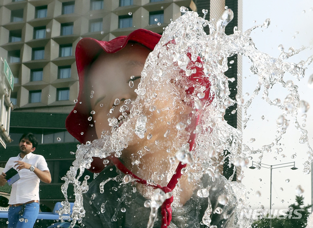 【서울=뉴시스】최진석 기자 = 폭염이 이어지는 2일 오후 중구 서울광장에서 어린이가 물놀이를 즐기고 있다.&nbsp; 2018.08.02. myjs@newsis.com