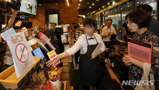 【서울=뉴시스】임태훈 기자 = 2일 오후 서울 시내의 한 커피 전문점에서 종로구청 직원이 일회용 컵(플라스틱) 등 사용위반 여부에 대한 지도점검 및 단속을 하고 있다. 2018.08.02.&nbsp;&nbsp; taehoonlim@newsis.com