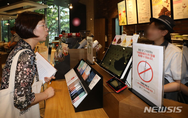 【서울=뉴시스】임태훈 기자 = 2일 오후 서울 시내의 한 커피 전문점에서 종로구청 직원이 일회용 컵(플라스틱) 등 사용위반 여부에 대한 지도점검 및 단속을 하고 있다. 2018.08.02.&nbsp;&nbsp; taehoonlim@newsis.com