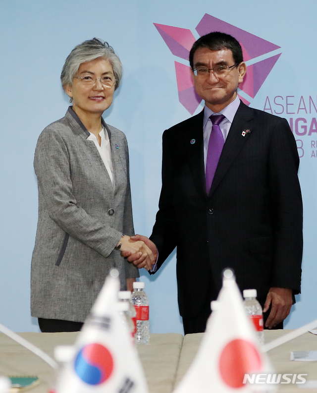 【싱가포르=뉴시스】배훈식 기자 = 2018 아세안지역안보포럼(ARF)에 참석중인 강경화(왼쪽) 외교부 장관이 2일 오후 싱가포르 엑스포 컨벤션센터에서 고노 다로 일본 외무상과 양자회담에 앞서 악수하고 있다. 2018.08.02.&nbsp; photo@newsis.com