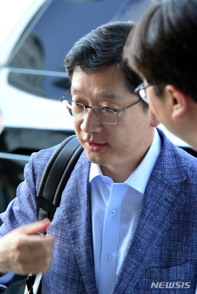 【창원=뉴시스】강경국 기자 = 김경수 경남도지사가 3일 오전 경남도청에 출근하며 '드루킹 김동원(49·구속)씨에게 먼저 지방 선거를 도와달라고 하면서 오사카 총영사 자리를 제안했다는 내용이 사실인가'라는 질문에 대해 "전혀 사실이 아니다"라고 답하고 있다. 2018.08.03.&nbsp; kgkang@newsis.com 