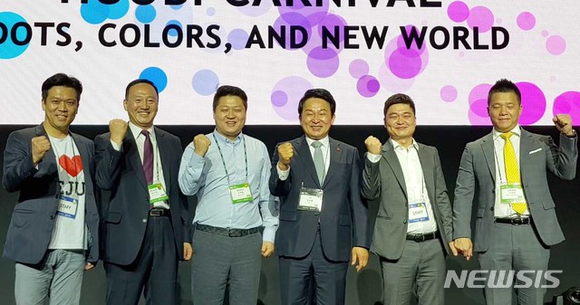 【제주=뉴시스】강정만 기자 = 원희룡 지사가 3일 오전 서울 파르나스호텔에서 열린 ‘글로벌 블록체인 카니발: 코리아 컨퍼런스(후오비 카니발)’에 참석해 참석자들과 파이팅 포즈를 하고 있다.. 2018.08.03 (사진= 제주도청 제공) photo@newsis.com