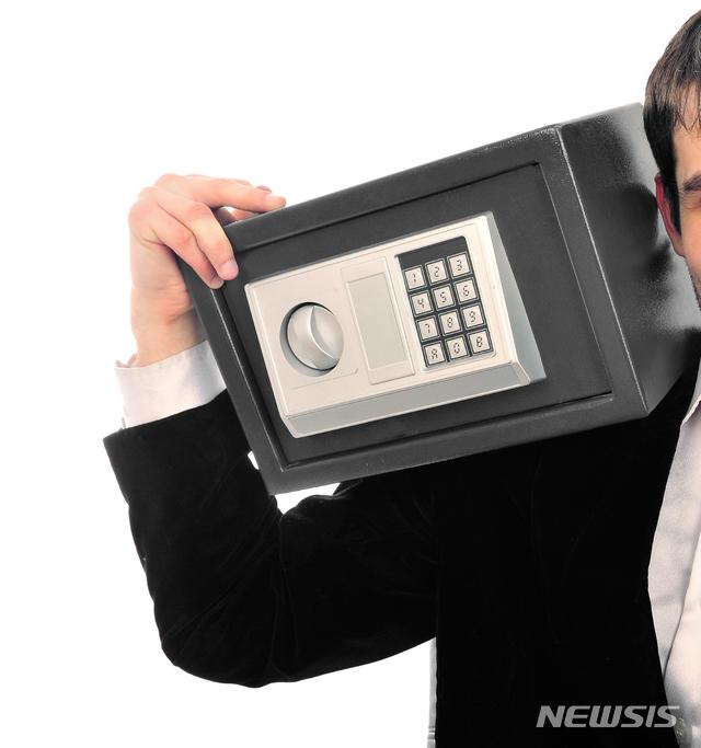 [초점]도박·횡령·갑질···1990년대 인기가수들, 왜 이러나