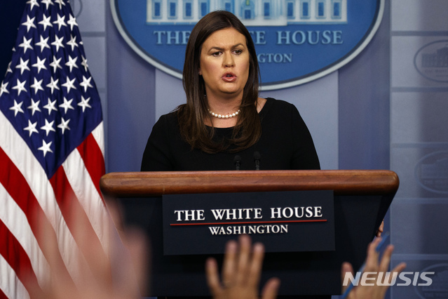 【워싱턴=AP/뉴시스】세라 샌더스 백악관 대변인이 24일(현지시간) 정부는 전직 대통령과 공인에 대한 폭탄 테러 시도행위에 대해 철저한 조사와 응분의 처벌을 내릴 것이라고 경고했다. 2018.10.24 