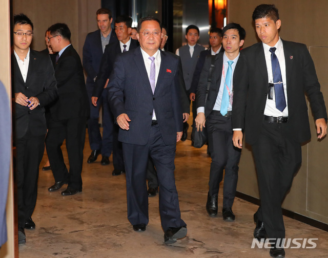 【싱가포르=뉴시스】배훈식 기자 = 2018 아세안지역안보포럼(ARF)에 참석하는 리용호 북한 외무상이 3일 오전 싱가포르 창이공항을 통해 입국, 북한 대표단 숙소로 사용중인 소피텔 호텔에 들어서고 있다. 리 외무상은 호텔 정문에서 대기하던 내외신 취재진의 질문에 답변을 하지 않은 채 승강기에 탑승했다. 2018.08.03. dahora83@newsis.com