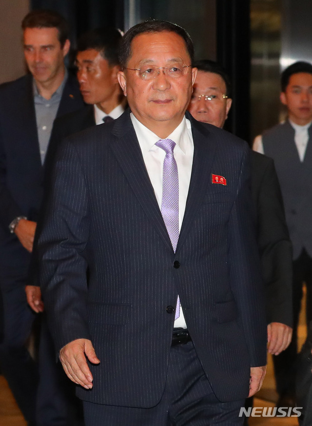 【싱가포르=뉴시스】배훈식 기자 = 2018 아세안지역안보포럼(ARF)에 참석하는 리용호 북한 외무상이 3일 오전 싱가포르 창이공항을 통해 입국, 북한 대표단 숙소로 사용중인 소피텔 호텔에 들어서고 있다. 리 외무상은 호텔 정문에서 대기하던 내외신 취재진의 질문에 답변을 하지 않은 채 승강기에 탑승했다. 2018.08.03. dahora83@newsis.com
