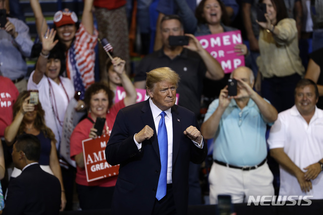 【윌크스배리(미 펜실베이니아주)=AP/뉴시스】도널드 트럼프 미 대통령이 지난 8월2일(현지시간) 펜실베이니아주 윌크스배리에서 열린 한 집회에서 제스처를 취하고 있다. 2018.8.3