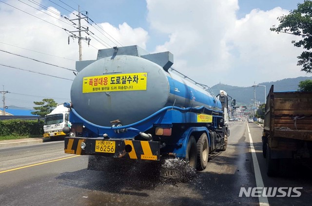 【진도=뉴시스】박상수 기자 = 전남 진도군은 연일 지속되는 폭염 예방을 위해 '긴급폭염대책본부'를 운영하는 등 폭염피해 방지에 행정력을 집중하고 있다고 3일 밝혔다. 사진은 지난달 17일부터 실시하고 있는 살수차를 이용한 도로변 물뿌리기. 2018.08.03. (사진=진도군 제공) photo@newsis.com