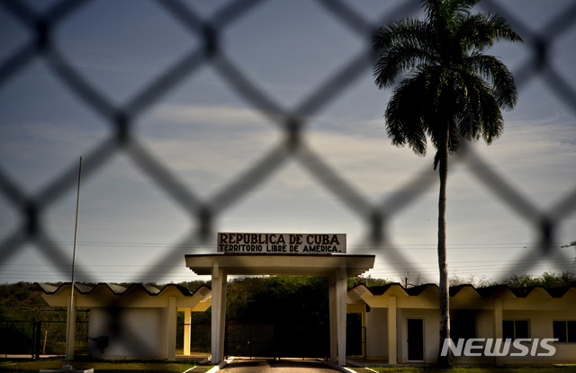 [관타나모= AP/뉴시스]쿠바 관타나모 소재 미 해군기지에 "쿠바 공화국 내의 미군 영역" 이라고 쓴 간판이 문에 붙어있다. 2025.01.30.&nbsp; 