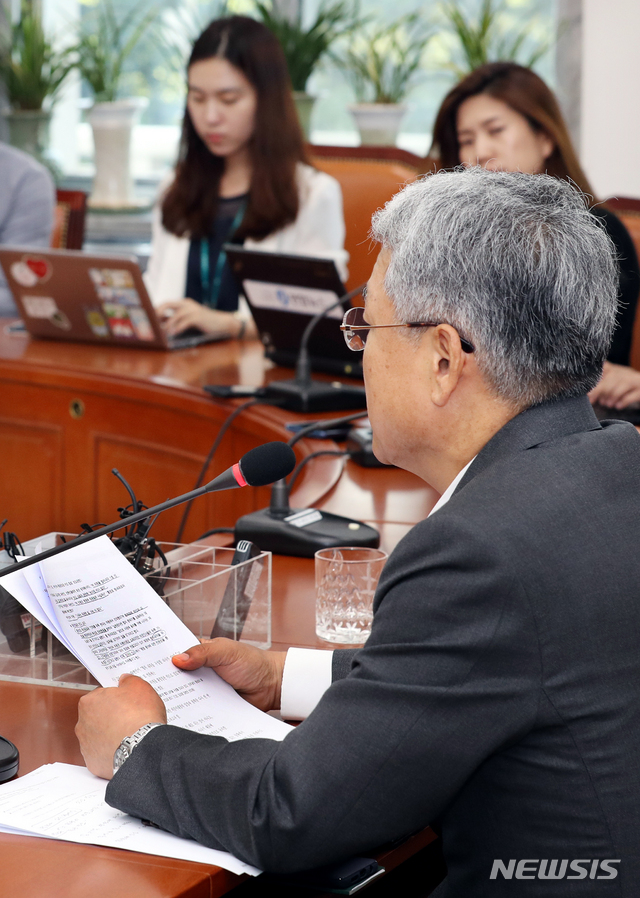 【서울=뉴시스】이종철 기자&nbsp; =&nbsp; 김동철 바른미래당 비대위원장이 3일 오전 서울 여의도 국회에서 기자간담회를 갖고 박선숙 의원의 환경부 장관 입각설에 대해 정부를 성토하며 불편한 심기를 나타내고 있다. 2018.08.03.&nbsp; jc4321@newsis.com