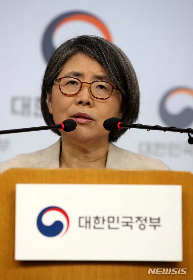 【서울=뉴시스】고범준 기자 = 김영란 공론화위원회 위원장이 3일 오전 서울 종로구 세종대로 정부서울청사 별관에서 대입제도 개편 공론화위원회의 결과 발표를 하고 있다. 2018.08.03. bjko@newsis.com