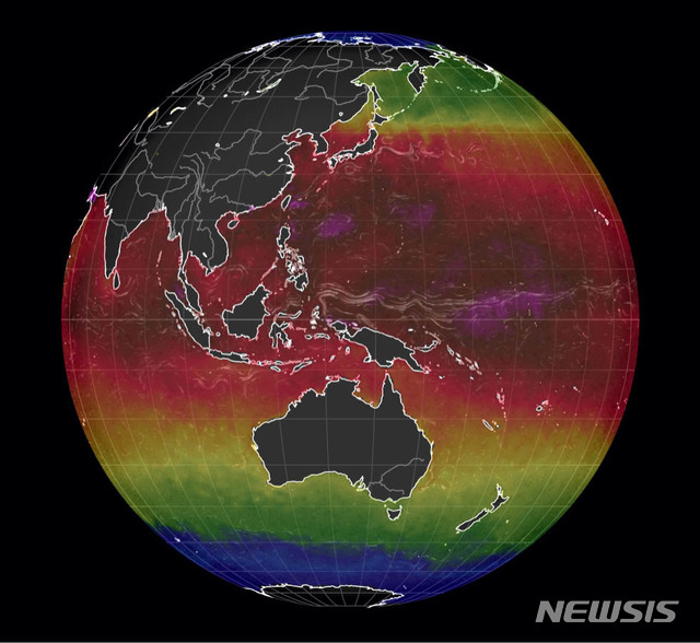 【서울=뉴시스】2018년 8월3일 오전 한반도 주변 해수면의 온도가 북회귀선 부근의 해수면 온도와 비슷한 검붉은 색을 띠고 있다. 최근 세계 바닷물 온도가 급속하 높아지면서 지구 온난화 가중을 걱정하는 과학자들에게 경각심을 일으키고 있다고 BBC가 25일 보도했다. 2023.04.25. (출처=Earth Nullschool 연구소사이트) photo@newsis.com