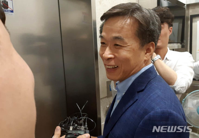 【서울=뉴시스】옥성구 기자 = 드루킹 댓글조작 공모 의혹을 받고 있는 김경수 경남도지사의 변호사 동명인 김경수 변호사가 3일 서울 서초구 특검사무실을 방문하고 있다. 2018.08.03. castlenine@newsis.com