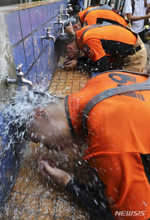 【서울=뉴시스】최진석 기자 = 기록적인 폭염이 계속되고 있는 3일 서울 서초구 서울소방학교에서 제108기 신규임용자과정에 입교한 소방공무원 임용후보자들이 훈련을 마친 뒤 수돗가에서 흐르는 물에 땀을 닦아내고 있다. 2018.08.03. myjs@newsis.com