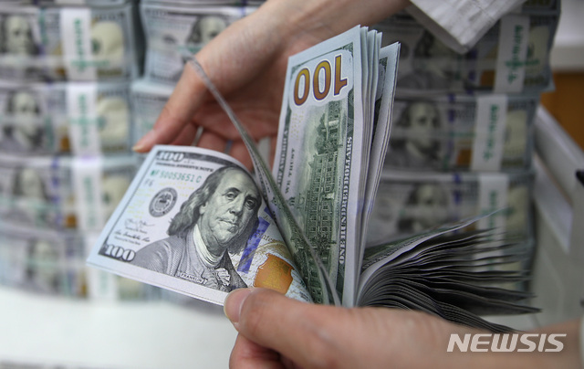 【서울=뉴시스】김선웅 기자 = 우리나라 외환보유액이 5개월째 증가세를 이어가며 사상최대치를 기록했다. 3일 한국은행에 따르면 7월 말 한국의 외환보유액이 4025억 달러로 한 달 전보다 21억 5천만달러가 증가했다. 이날 오전 서울 중구 KEB하나은행에서 직원이 달러를 정리하고 있다. 2018.08.03. mangusta@newsis.com