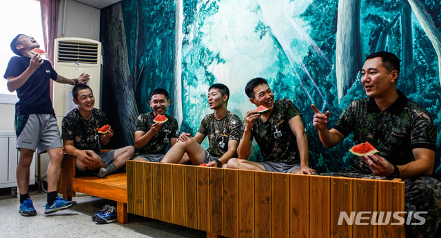 【서울=뉴시스】 육군 장병들이 3일 강원도 11사단 기갑수색대대 병영생활관에 보급된 에어컨으로 더위를 식히며 수박을 먹고 있다. 2018.08.03. (사진=육군 제공) photo@newsis.com