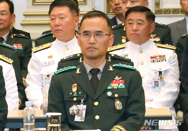 【서울=뉴시스】박진희 기자= 청와대는 3일 국군기무사령관에 남영신(가운데) 특전사령관을 임명했다. 사진은 남 사령관이 지난달 27일 청와대에서 열린 전군 주요지휘관 회의에 참석한 모습. 2018.08.03.&nbsp; pak7130@newsis.com
