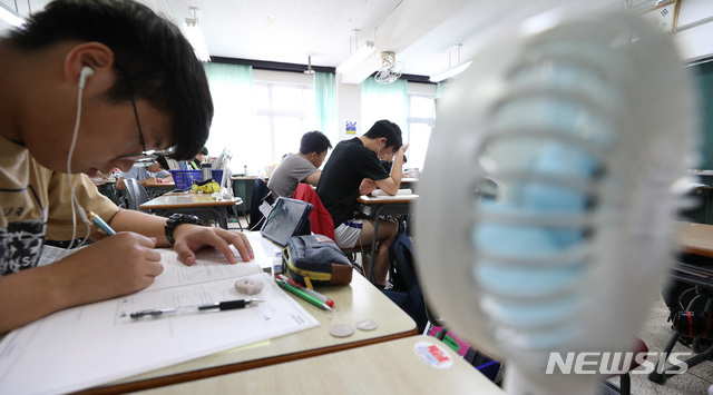 【공주=뉴시스】강종민 기자 = 2019 대입 수학능력시험을 100여일 앞둔 3일 오후 충남 공주 한일고 3학년생들이 폭염속에서 공부에 열중하고 있다. 2018.08.03.&nbsp; ppkjm@newsis.com