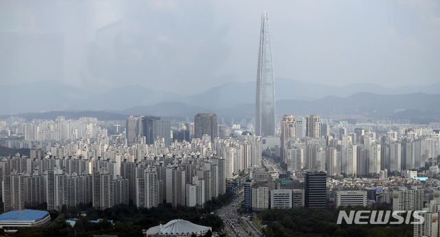 【서울=뉴시스】최진석 기자 = 한국감정원이 발표한 '7월 5주 주간아파트 가격동향'에 따르면, 서울 아파트 매매가격은 전주 대비 0.16% 상승했다. 사진은 3일 오후 서울 강남구 무역센터에서 바라 본 아파트 단지의 모습. 2018.08.03.myjs@newsis.com