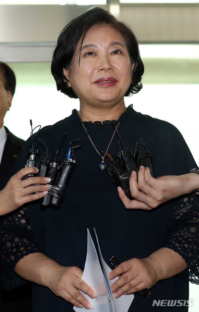 【고성=뉴시스】조성봉 기자 = 현정은 현대그룹 회장이 3일 오후 금강산에서 고 정몽헌 전 회장 15주기 추모식을 마치고 강원도 고성군 동해선도로남북출입사무소(CIQ)에 입경해 소감을 밝히고 있다.&nbsp; 2018.08.03.suncho21@newsis.com