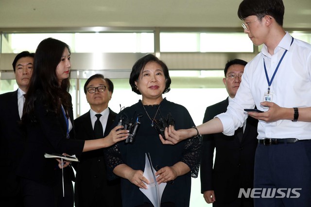 【고성=뉴시스】조성봉 기자 = 현정은 현대그룹 회장이 3일 오후 금강산에서 고 정몽헌 전 회장 15주기 추모식을 마치고 강원도 고성군 동해선도로남북출입사무소(CIQ)에 입경해 취재진의 질문에 답변을 하고 있다. 2018.08.03.suncho21@newsis.com