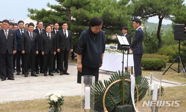 【서울=뉴시스】 현정은 현대그룹 회장이 3일 금강산에서 열린 고 정몽헌 전 회장 15기 추모식에 참석해 묵념을 하고 있다. 2018.08.03. (사진=현대그룹 제공) photo@newsis.com
