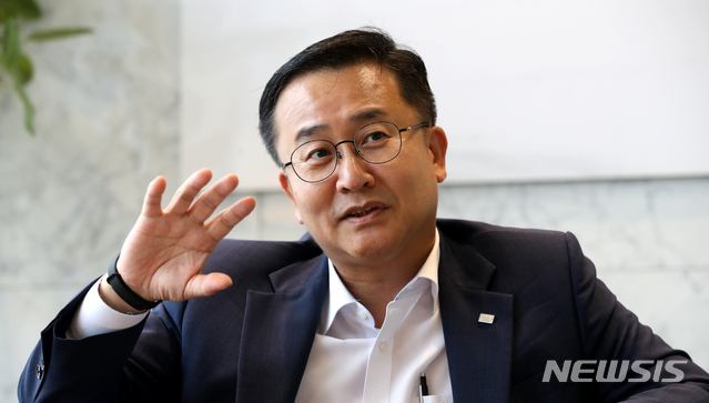 【서울=뉴시스】고범준 기자 = 구용욱 미래에셋대우 리서치센터장이 1일 오후 서울 중구 미래에셋대우 센터원빌딩에서 뉴시스와 인터뷰를 하고 있다. 2018.08.05. bjko@newsis.com