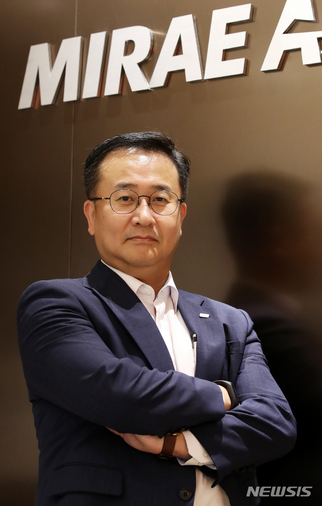 【서울=뉴시스】고범준 기자 = 구용욱 미래에셋대우 리서치센터장이 1일 오후 서울 중구 미래에셋대우 센터원빌딩에서 뉴시스와 인터뷰에 앞서 포즈를 취하고 있다. 2018.08.05. bjko@newsis.com